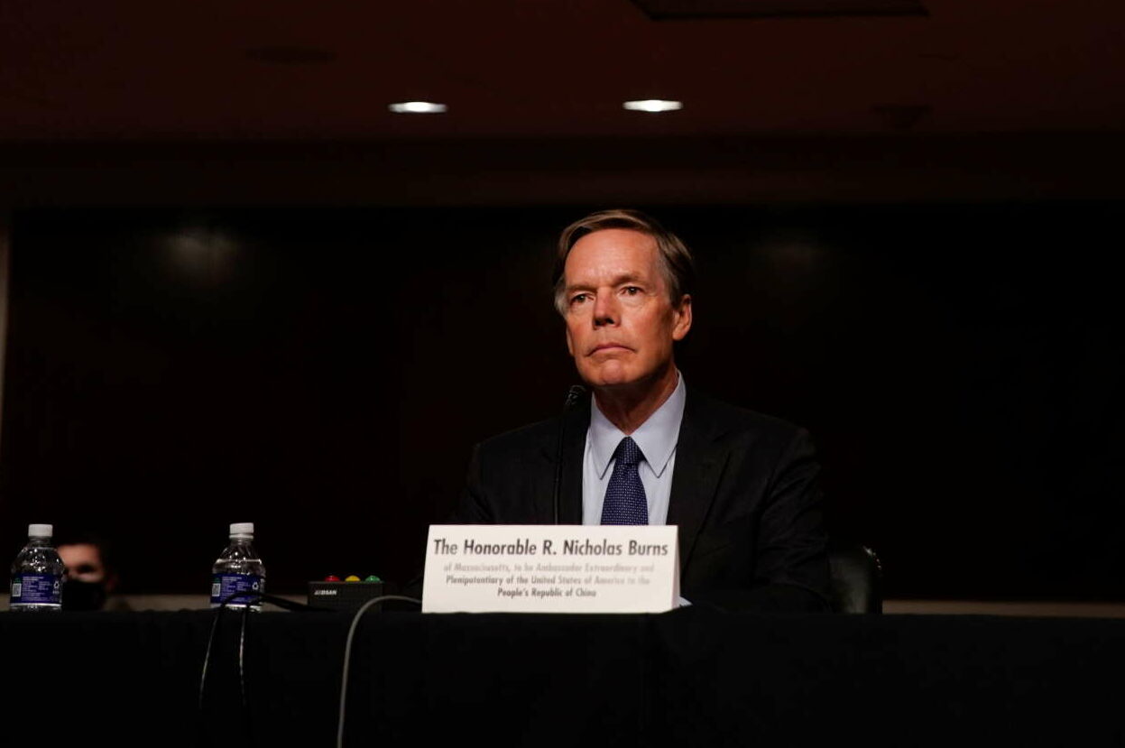 Νίκολας Μπερνς: Διπλωματία αλλά με πυγμή απέναντι στην Κίνα