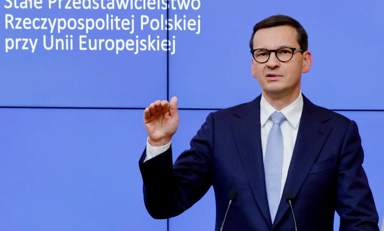 «Η ΕΕ μάς έχει βάλει ένα πιστόλι στον κρόταφο» διαμαρτύρεται ο πρωθυπουργός της Πολωνίας