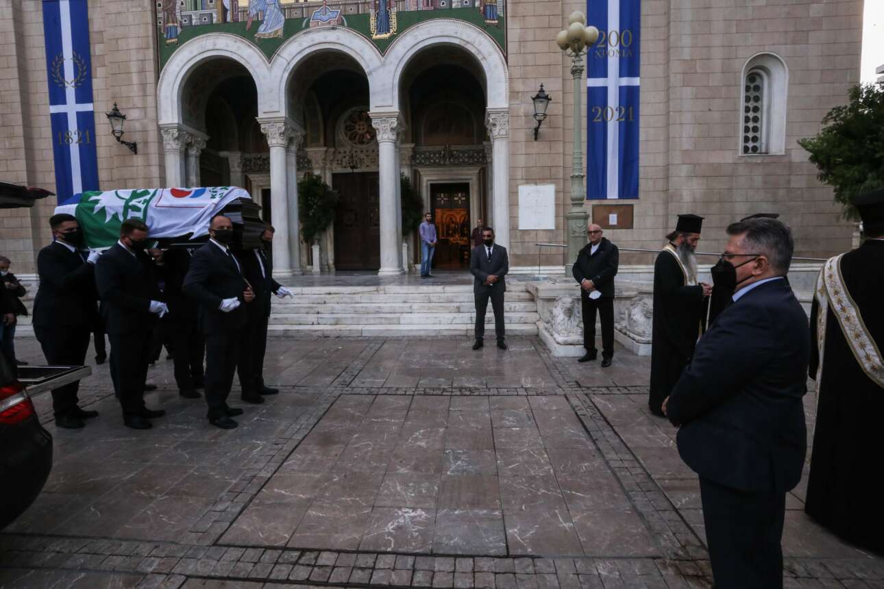 Τελευταίο «αντίο»: Με τρεις σημαίες το φέρετρο της Φώφης Γεννηματά