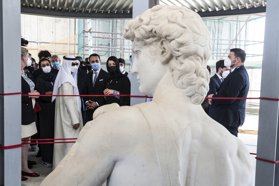 Ντουμπάι: Μισοκρυμμένος ο «Δαβίδ» του Μιχαήλ Αγγελου