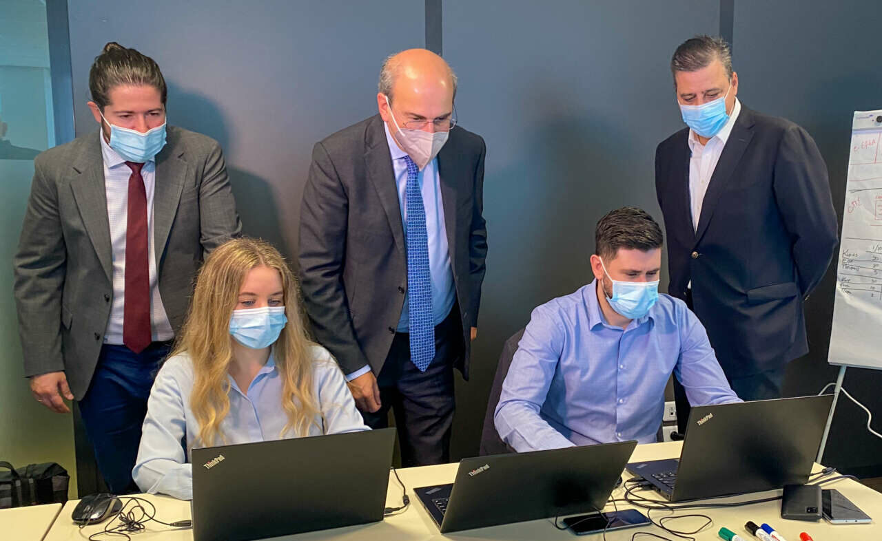 Ο Χατζηδάκης στον Πύργο Ελέγχου ΕΦΚΑ: Κάθε υπάλληλος να εκδίδει τρεις συντάξεις τη μέρα