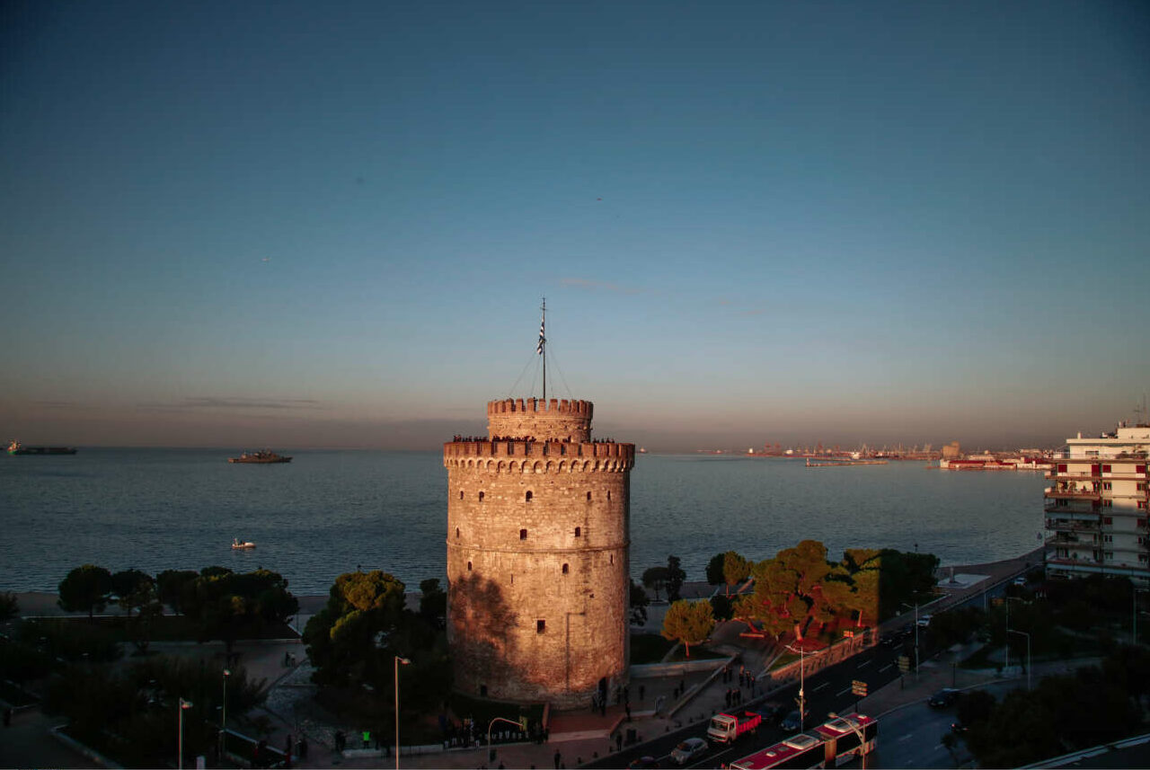 Η έπαρση της σημαίας στον Λευκό Πύργο – Πλήθος κόσμου στη δοξολογία του Αγίου Δημητρίου