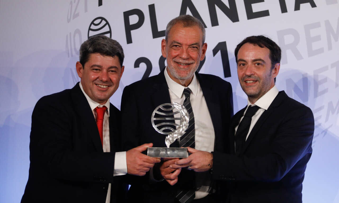 Η βραβευμένη ισπανίδα συγγραφέας ήταν τελικά… τρεις άνδρες