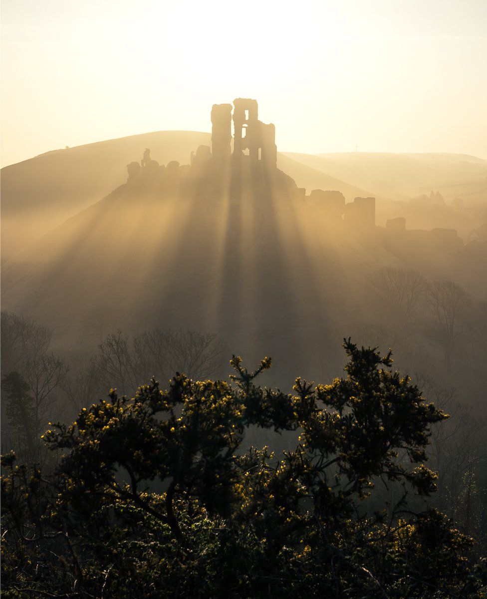 Το φως του ήλιου λούζει τα ερείπια του Κάστρου του Κορφ στην Αγγλία