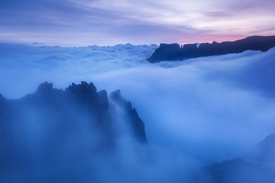 Οι κορυφές των βουνών ξεπροβάλλουν μέσα από πυκνή ομίχλη. Επιλαχών, Πρότζεκτ: 
