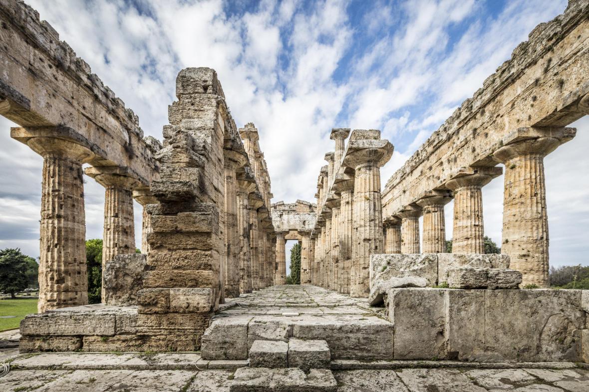 Περίπτερος δωρικού ρυθμού, ο ναός της Hρας στην Ποσειδωνία (Πέστουμ) της Καμπανίας  στην Ιταλία χρονολογείται από τον 5ο αιώνα π.Χ. και είναι μνημείο Μνημείο Παγκόσμιας Κληρονομιάς της UNESCO 