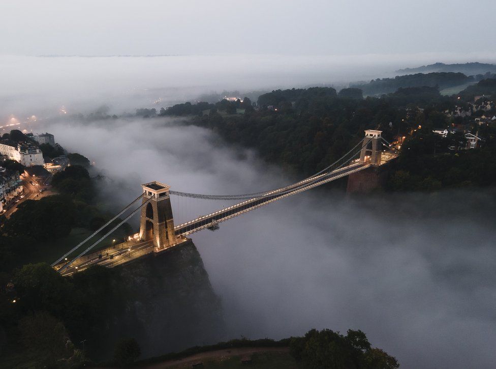 Κρεμαστή γέφυρα Clifton στο Μπρίστολ ένα ομιχλώδες πρωινό, κέρδισε το βραβείο στην κατηγορία της Ιστορικής Αγγλίας 