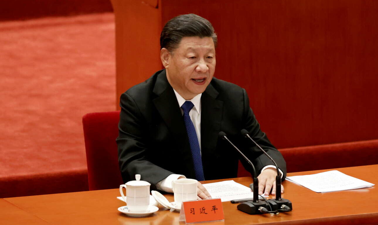 Στο ίδιο βάθρο με τον Μάο και τον Ντενγκ Σιαοπίνγκ (αυτο)τοποθετείται ο Σι Τζινπίνγκ