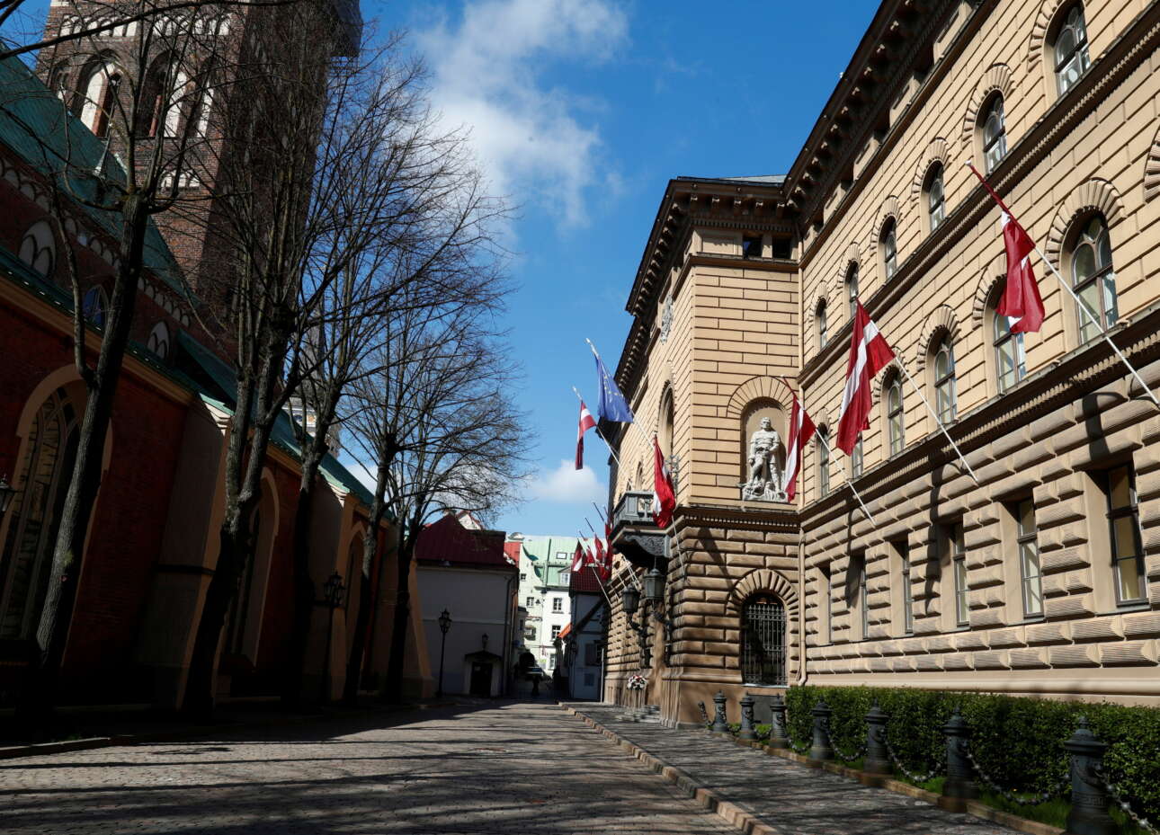 Η Λετονία απαγορεύει στους ανεμβολίαστους βουλευτές να ψηφίζουν – περικόπτει τον μισθό τους