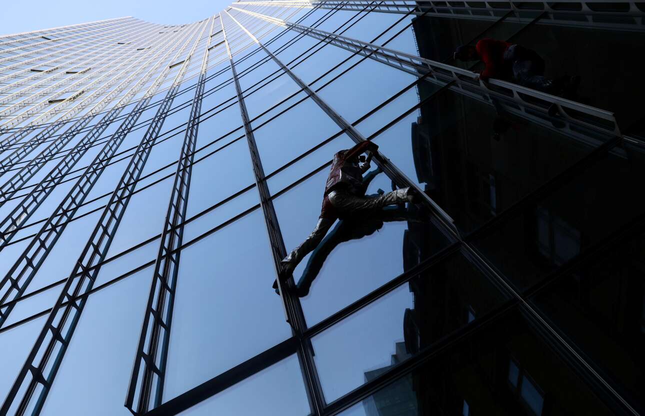 Ενας Γάλλος στη Φρανκφούρτη: αυτοσυστήνεται σαν «ο Spiderman της Γαλλίας», καθώς φέρει το μπανάλ ονοματεπώνυμο Αλέν Ρομπέρ, και η δουλειά του είναι επιδεικτική, να ποζάρει για τους φωτογράφους σκαρφαλώνοντας σε ουρανοξύστες – εδώ στον λεγόμενο «Skyper» 