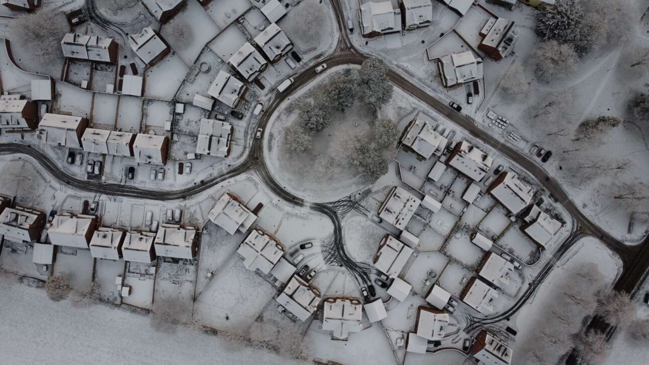 Χιονισμένες στέγες χωριατόσπιτων στο ίσωμα της αγγλικής υπαίθρου – ακόμη και το drone που ανέλαβε τη φωτογράφιση κατάλαβε ότι, παρά την ακόμη επίφοβη παραλλαγή Ομικρον, τα παλιά καλά Χριστούγεννα πλησιάζουν 