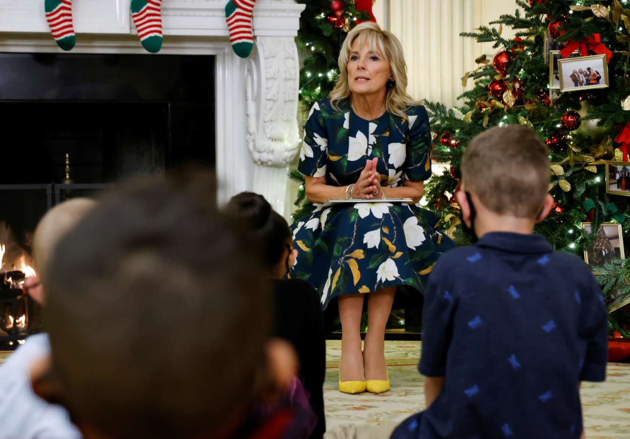 Η Πρώτη Κυρία των ΗΠΑ Τζιλ Μπάιντεν μιλάει στα παιδάκια που υποδέχθηκε στον Λευκό Οίκο σε μία εκδήλωση επ’ ευκαιρία της εφετινής χριστουγεννιάτικης διακόσμησής του – στο δέντρο έχουν κρεμαστεί σαν στολίδια κάδρα με οικογενειακές και πολιτικές φωτογραφίες 