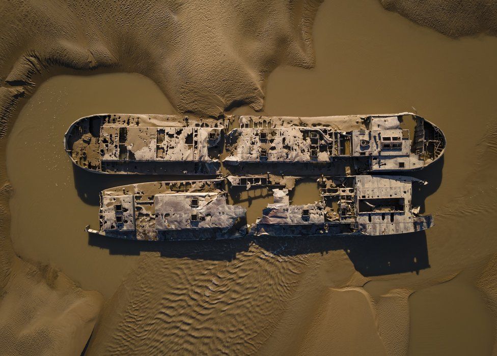 Αεροφωτογραφία δύο ναυαγίων, βραβείο της κατηγορίας «Εκεί όπου συνέβη η Ιστορία». Φωτογράφιση με drone των ναυαγίων των πλοίων «Wastdale H» και «Arkendale H», τα οποία συγκρούστηκαν τραγικά στον ποταμό Σέβερν, τον Οκτώβριο του 1960