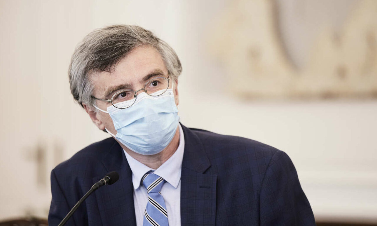 Σύσκεψη στο Μαξίμου με τη συμμετοχή Τσιόδρα εν μέσω έκρηξης κρουσμάτων