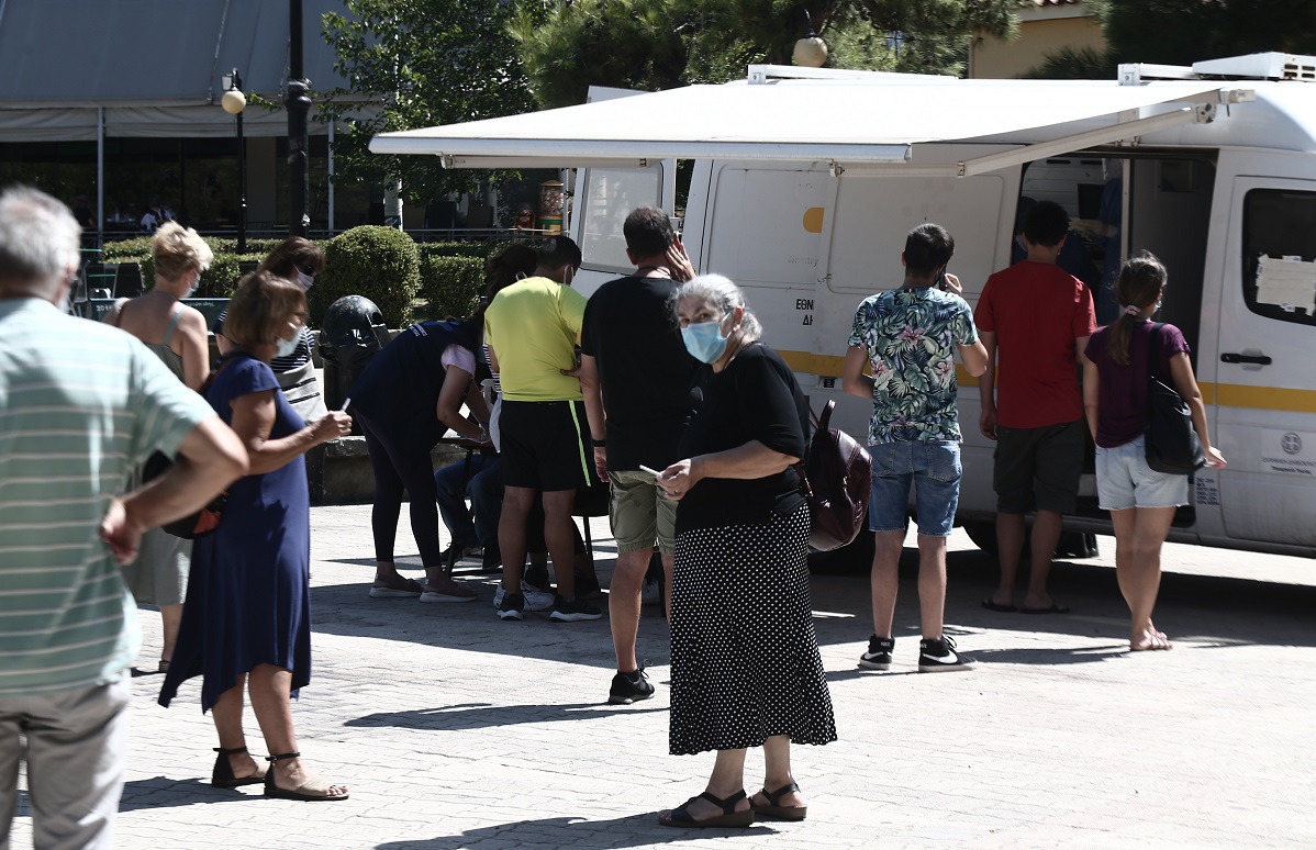 Κορονοϊός: Νέο αρνητικό ρεκόρ με 5.449 κρούσματα – 52 νεκροί τη Δευτέρα