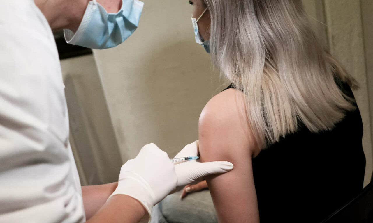 Ρεκόρ ραντεβού για την τρίτη δόση του εμβολίου