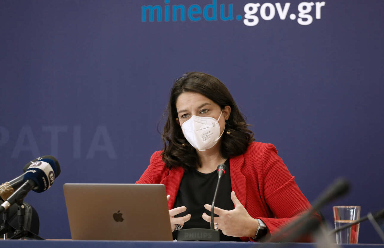 Κεραμέως: «Δεν θα ανασταλεί η διά ζώσης λειτουργία των σχολείων»