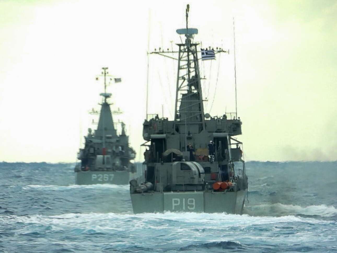 Μέγα το κράτος της θαλάσσης: να ένα από τα καρέ της εκπαιδευτικής άσκησης «Βροντή» του Πολεμικού Ναυτικού μας, η οποία έγινε στο Μυρτώο Πέλαγος και στον Σαρωνικό Κόλπο – εικονίζονται οι κανονιοφόροι «Νικηφόρος» (Ρ267) και «Ναυμάχος» (Ρ 19) επί το έργον