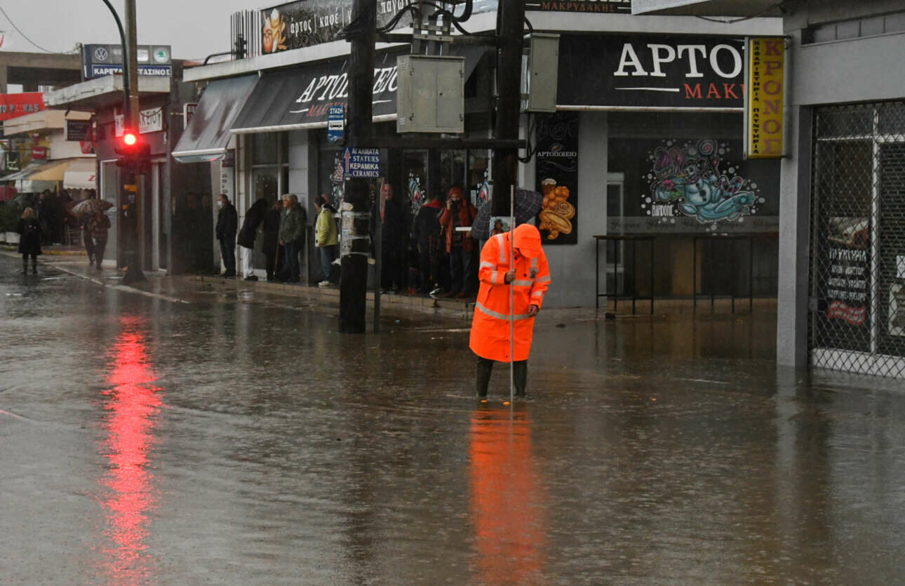 Η θάλασσα βγήκε στη στεριά στην Πάτρα – πλημμύρισε το παραλιακό μέτωπο