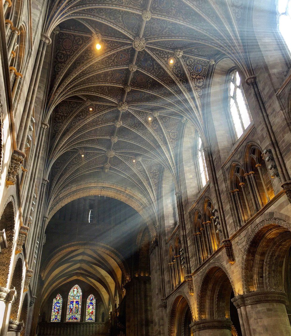 Καθεδρικός Ναός του Χέρεφορντ, Αγγλία,  με το φως να κυλάει μέσα από τα παράθυρα