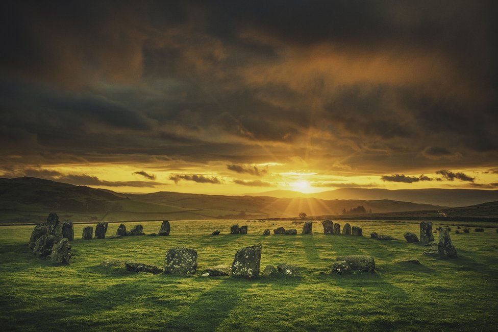 Hλιοβασίλεμα στο Σάνκενκερκ ή Σουίσαϊντ, τον πέτρινο κύκλο της Υστερης Νεολιθικής εποχής στην Lake District της βορειοδυτικής Αγγλίας