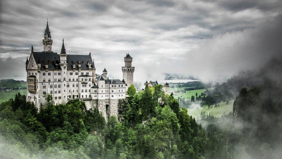 Το κάστρο Νόισβανσταϊν περιβάλλεται από ομίχλη, Βαυαρία, Γερμανία
