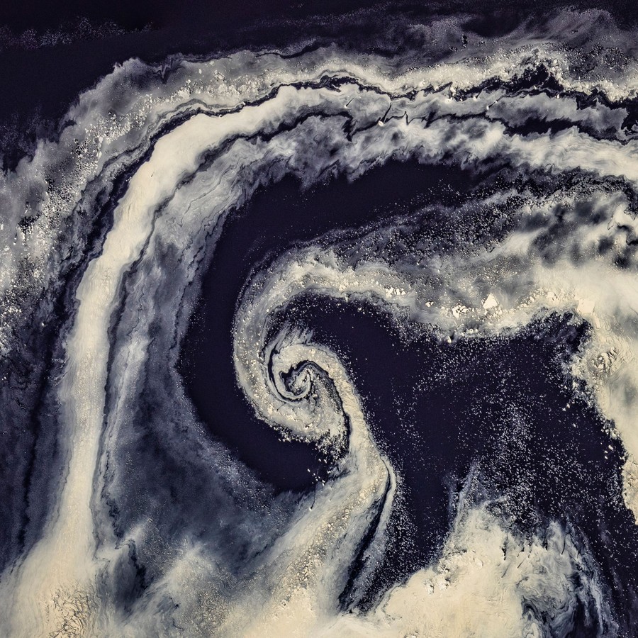 Ενα σπειροειδές σχήμα που μοιάζει με τυφώνα, δημιουργημένο από λωρίδες λευκού και μαύρου υλικού. Νικητής, Αεροφωτογραφία: μια άποψη από ψηλά, που κοιτάζει προς τα κάτω σε ένα χαρακτηριστικό τοπίο στην έρημο της Αυστραλίας 