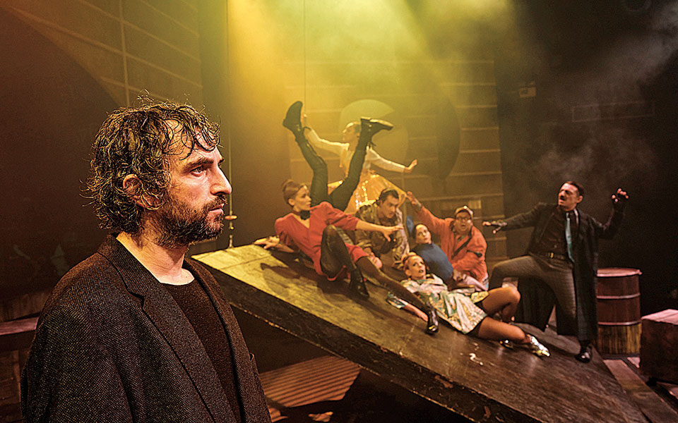 Ο Αρης Σερβετάλης αποχώρησε από παράσταση – Δεν ήθελε να παίζει μόνο για εμβολιασμένους