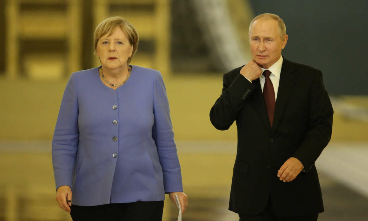 Μέρκελ σε Πούτιν: «Η εργαλειοποίηση των μεταναστών είναι απάνθρωπη και απαράδεκτη»