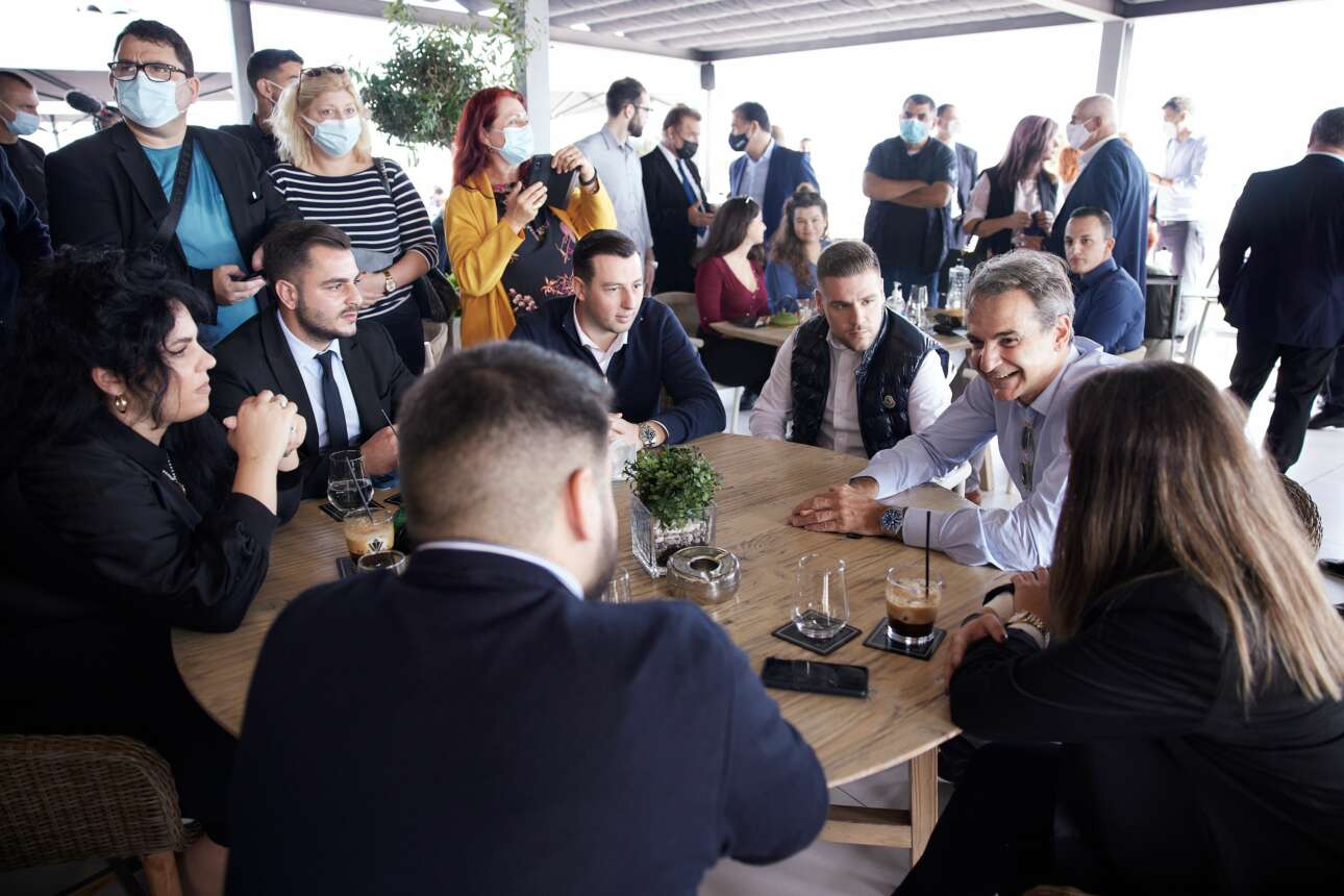 Ο Μητσοτάκης στη Ρόδο: Τα έργα ανάπλασης και ο καφές-έκπληξη με τους νέους