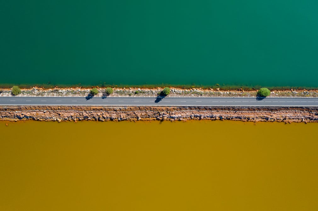 Μία στενή λωρίδα δρόμου στην Ουέλβα της Ισπανίας χωρίζει τα μολυσμένα ύδατα ενός ορυχείου από τα καθαρά στην άλλη πλευρά
