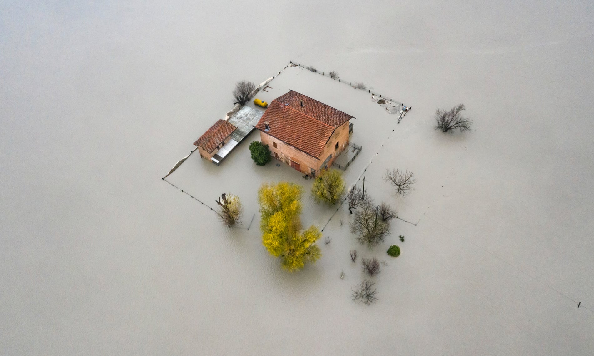 Κατοικία που ξεπροβάλλει σαν νησίδα, σε μια πλημμυρισμένη περιοχή στη Μόντενα της Ιταλίας, κέρδισε βραβείο στην κατηγορία «Μέλλον» σε μια εικόνα που θα συναντούμε ολοένα και περισσότερο τα επόμενα χρόνια, εξαιτίας των ακραίων καιρικών φαινομένων 