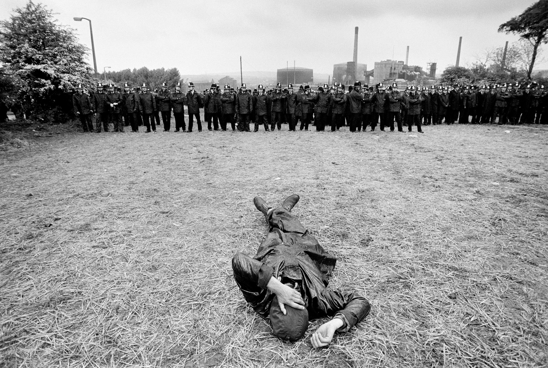 Μάιος 1984 Σέφιλντ, Βρετανία: Ενας διαδηλωτής «ξεκουράζεται» καθώς η αστυνομία σχηματίζει γραμμές για να προστατεύσει ένα εργοστάσιο κοκκοποίησης. Στη «μάχη του Orgreave», κοντά στο Σέφιλντ, 5.000 ανθρακωρύχοι συγκρούστηκαν με την αστυνομία. Ηταν ένα από τα πιο βίαια επεισόδια της ιστορικής απεργίας. 