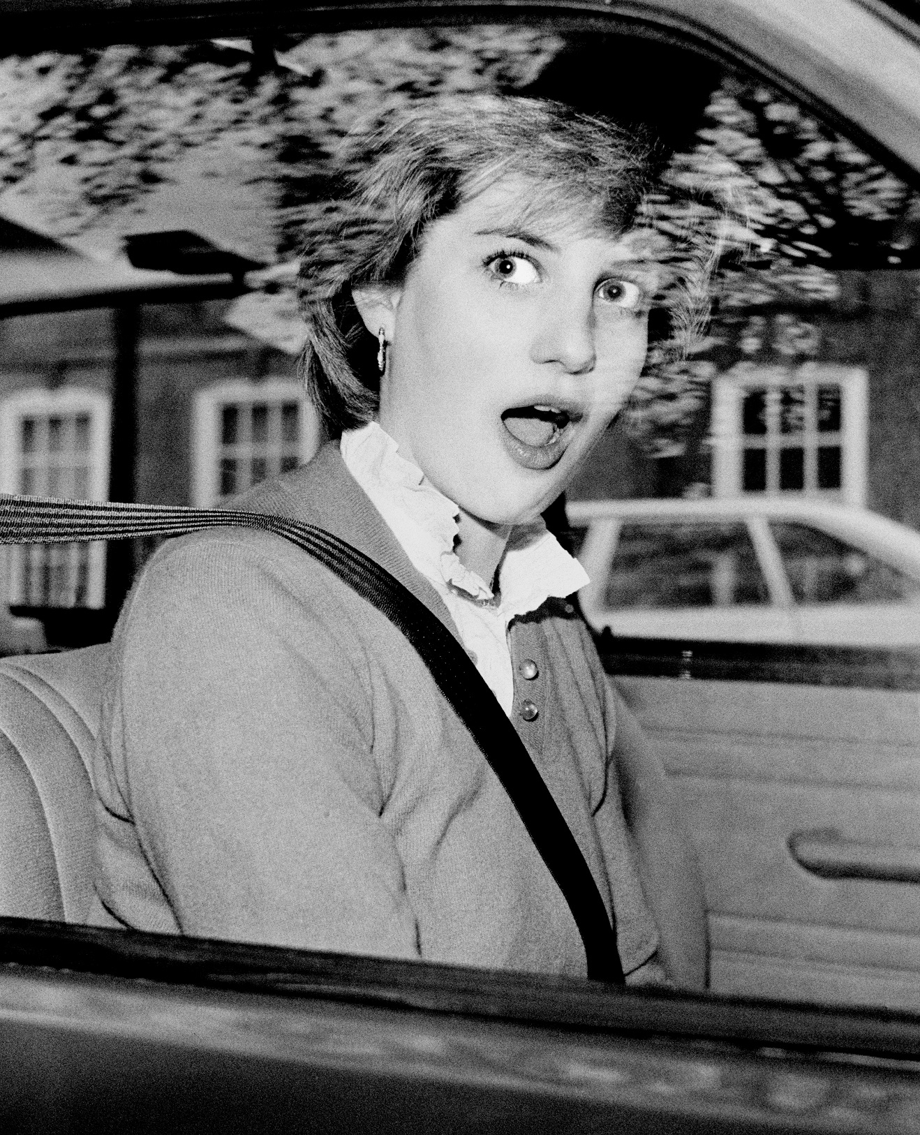 Νοέμβριος 1980, Λονδίνο: Η νεαρή λαίδη Νταϊάνα Σπένσερ ξαφνιάζεται από τους φωτογράφους κατά την ακινητοποίηση του  κόκκινου Mini Metro έξω από το διαμέρισμά της, στο Earls Court του Λονδίνου, λίγες ημέρες πριν ανακοινωθεί ο αρραβώνας της με τον πρίγκιπα Κάρολο. Η αρχή του δημόσιου βίου της είχε μια μακάβρια ομοιότητα με το τέλος του...