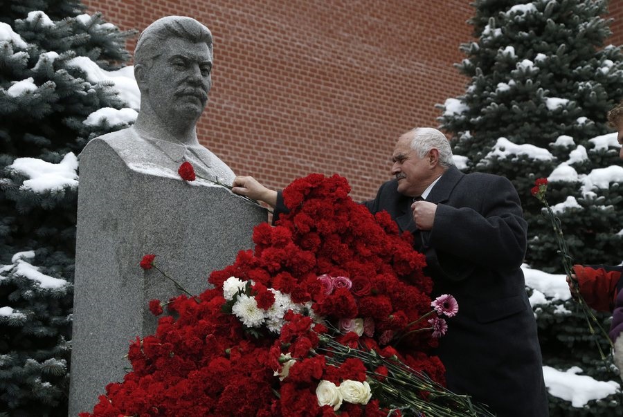 «Ξεθάψτε τον Στάλιν, να μάθουμε τι τον σκότωσε!»