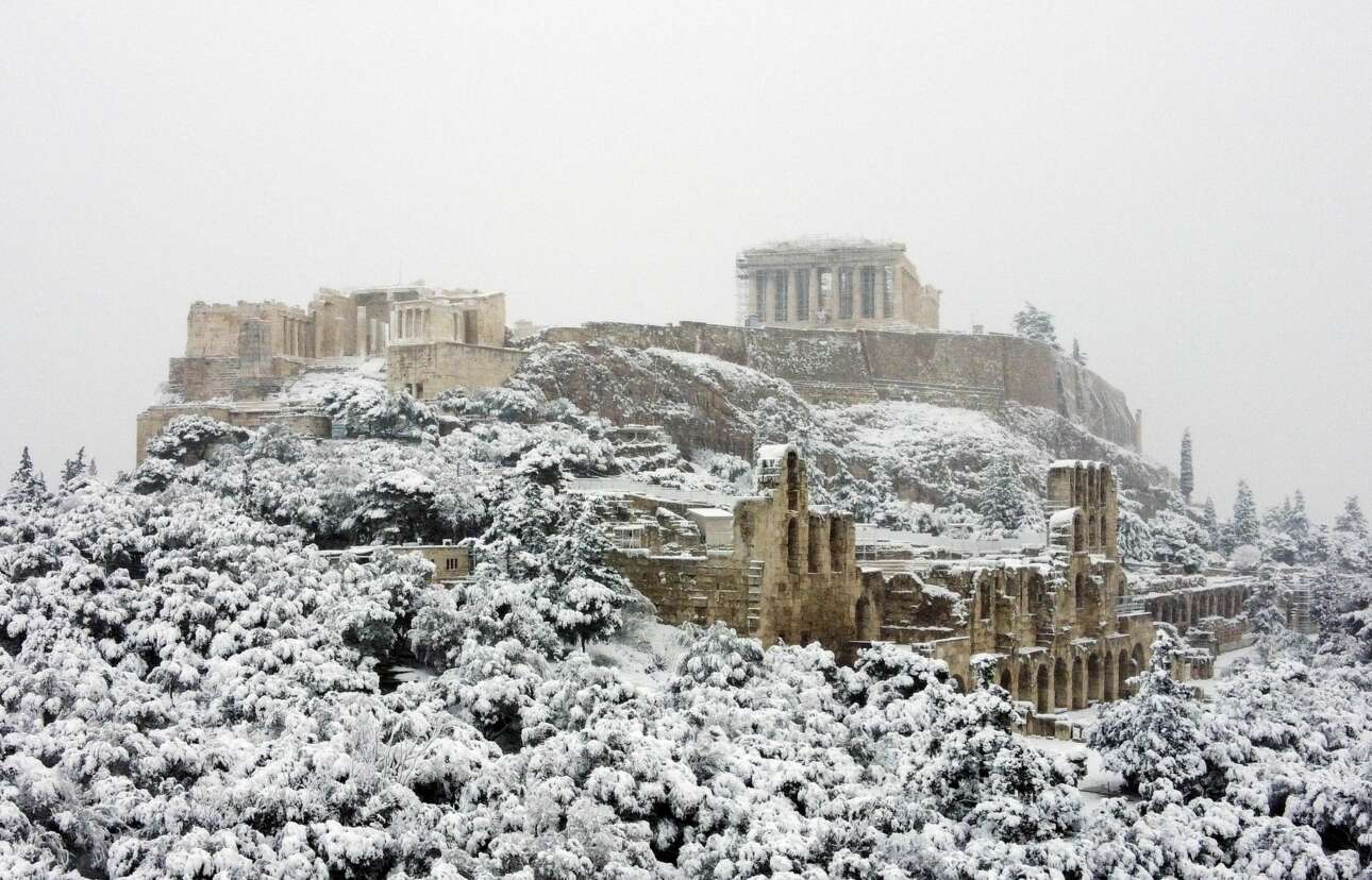 Μία στιγμή γαλήνης για την πρωτεύουσα: η Ακρόπολη και το Ηρώδειο σκεπασμένα από πυκνό χιόνι το πρωί της 16ης Φεβρουαρίου του 2021