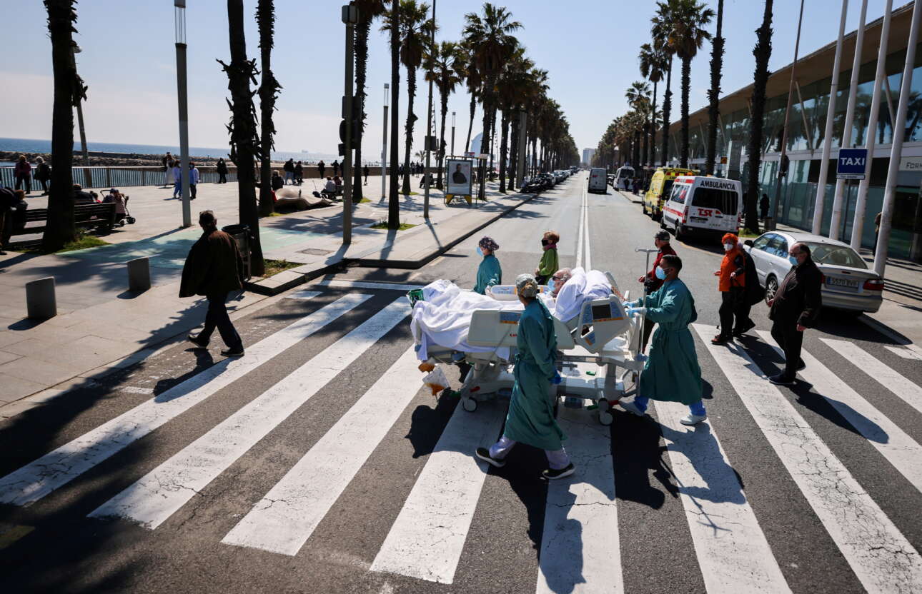 Ιατροί της Βαρκελώνης έβγαλαν από τον θάλαμο έναν ασθενή με κορονοϊό και τον πηγαίνουν στην παραλία. Εκεί θα του εφαρμόσουν ένα σύστημα ψυχοσωματικής θεραπείας που ονομάζουν «θαλάσσιο». Στο νοσοκομείο ο άρρωστος συμπλήρωσε 114 ημέρες νοσηλείας 