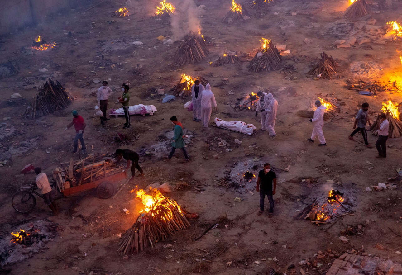 Φρικιαστική εικόνα από την Ινδία: υπαίθριες μαζικές αποτεφρώσεις ανθρώπων που πέθαναν από τον κορονοϊό 