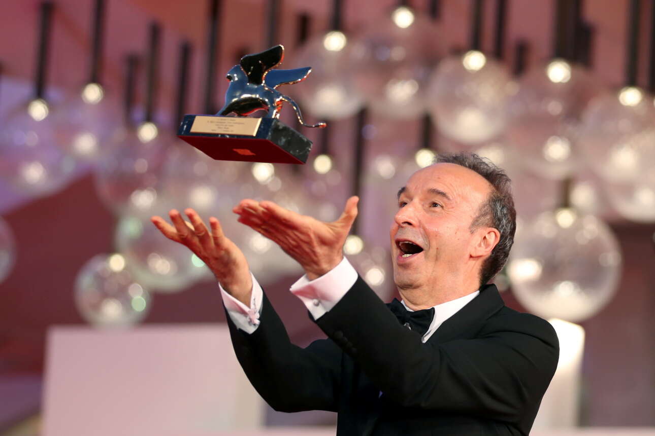 O 68χρονος δημοφιλής ιταλός κωμικός και σκηνοθέτης Ρομπέρτο Μπενίνι, κάτοχος δυο βραβείων Οσκαρ, παρέλαβε στη Μόστρα κινηματογράφου της Βενετίας τον τιμητικό «Χρυσό Λέοντα» και πέρα από το ότι τα «ιπτάμενα» σκέρτσα του στη σκηνή έκαναν το κοινό να διασκεδάσει, αφιέρωσε με έναν συγκινητικό λόγο το κορυφαίο βραβείο στη σύζυγό του, ηθοποιό Νικολέτα Μπράκι 