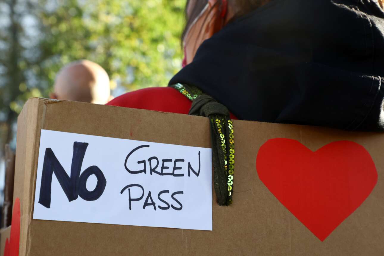 Ιταλία: Οδοντίατρος εμβολιάστηκε στο… μπράτσο σιλικόνης!