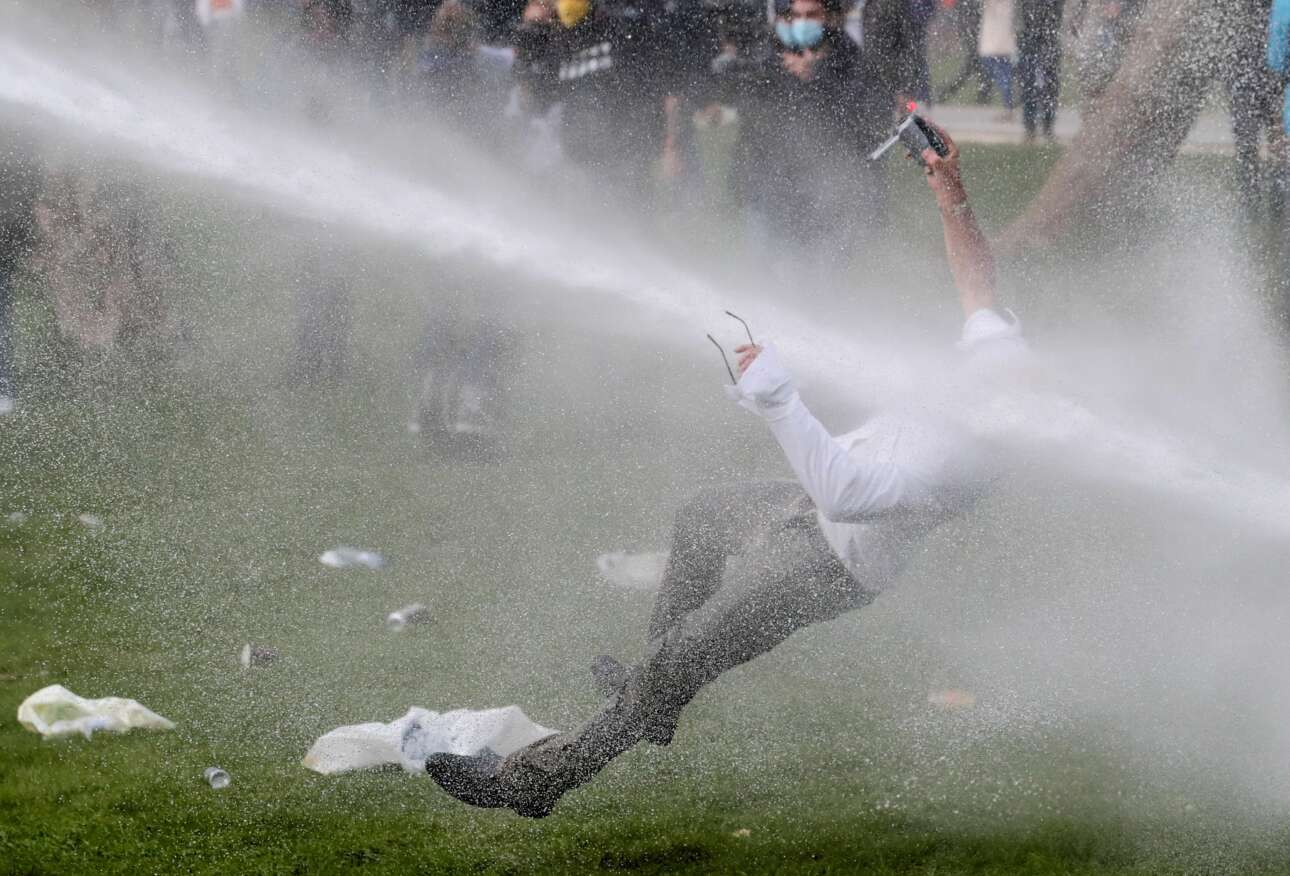 Οπου δεν πίπτει λόγος πίπτει... νερό υπό πίεση. Η βελγική αστυνομία σταμάτησε το πάρτι των αρνητών του κορονοϊού σε πάρκο των Βρυξελλών