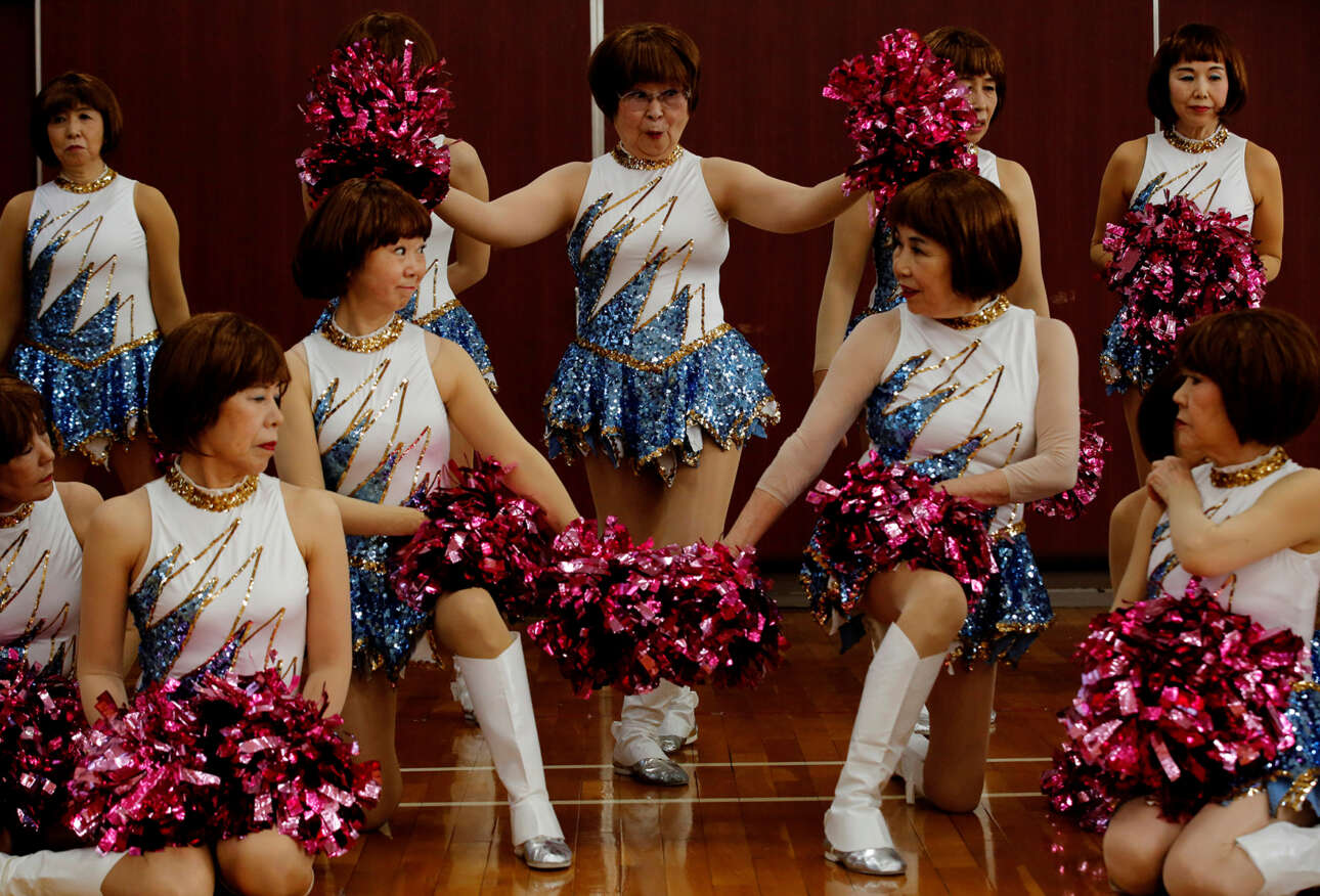 Η Φούμι Τακίνο και τα άλλα κορίτσια των «Japan Pom Pom», ποζάρουν στο φακό λίγο πριν παρουσιάσουν το πρόγραμμά τους. «Είναι χορός και άσκηση, είναι ωραίο. Τα κοστούμια μας είναι λίγο αποκαλυπτικά. Η αλήθεια είναι ότι κάποια κορίτσια έρχονται στην ομάδα μόνο για να μπορέσουν να τα φορέσουν» λέει η Φούμι. Η Φούμι είναι 89 ετών...