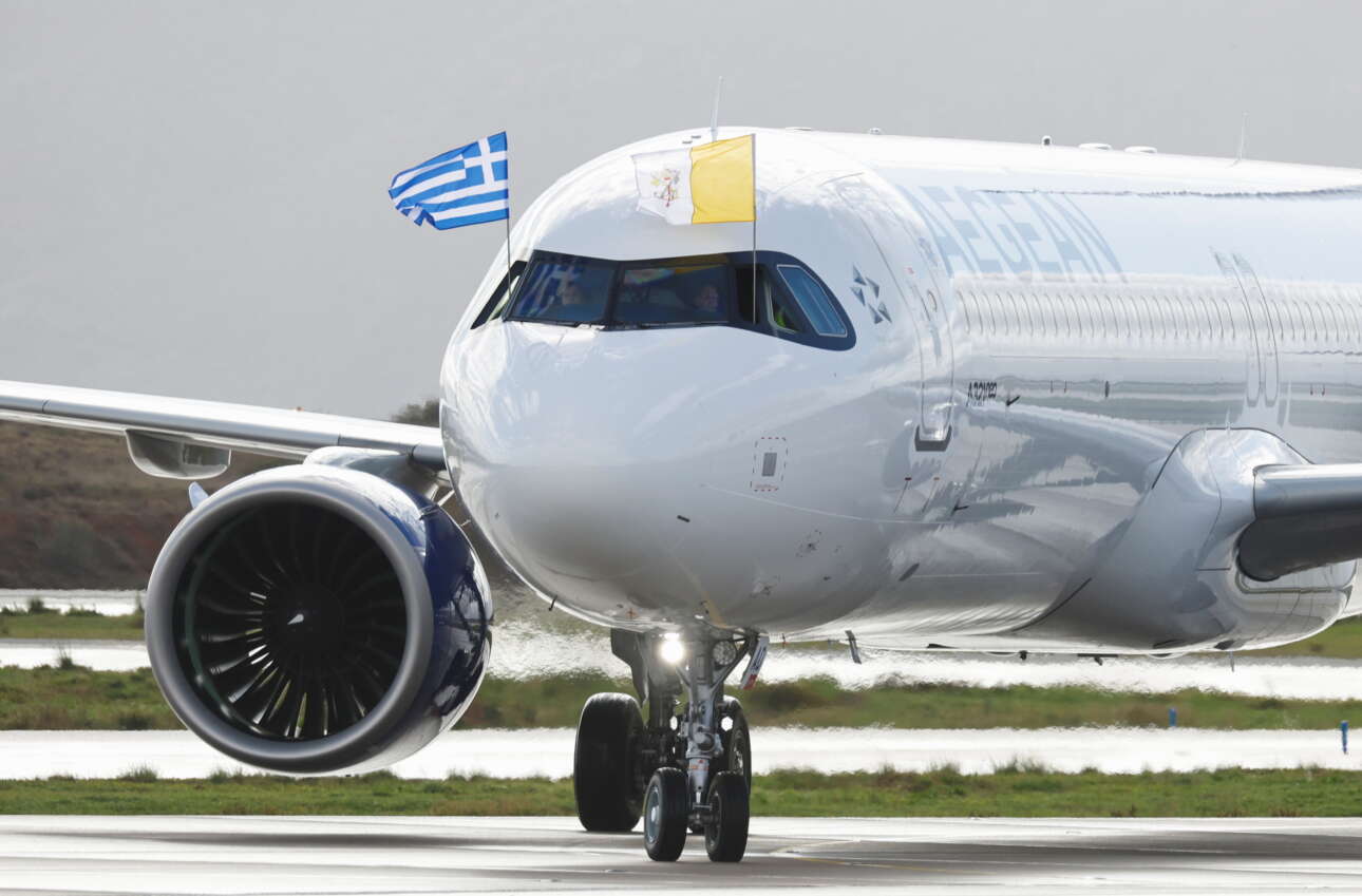 Το αεροσκάφος της Aegean που μετέφερε τον Πάπα από την Κύπρο στην Ελλάδα τροχοδρομεί στην πίστα του «Ελ. Βενιζέλος»