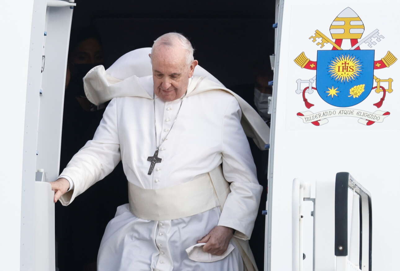 Ο Πάπας Φραγκίσκος βγαίνει από το αεροπλάνο