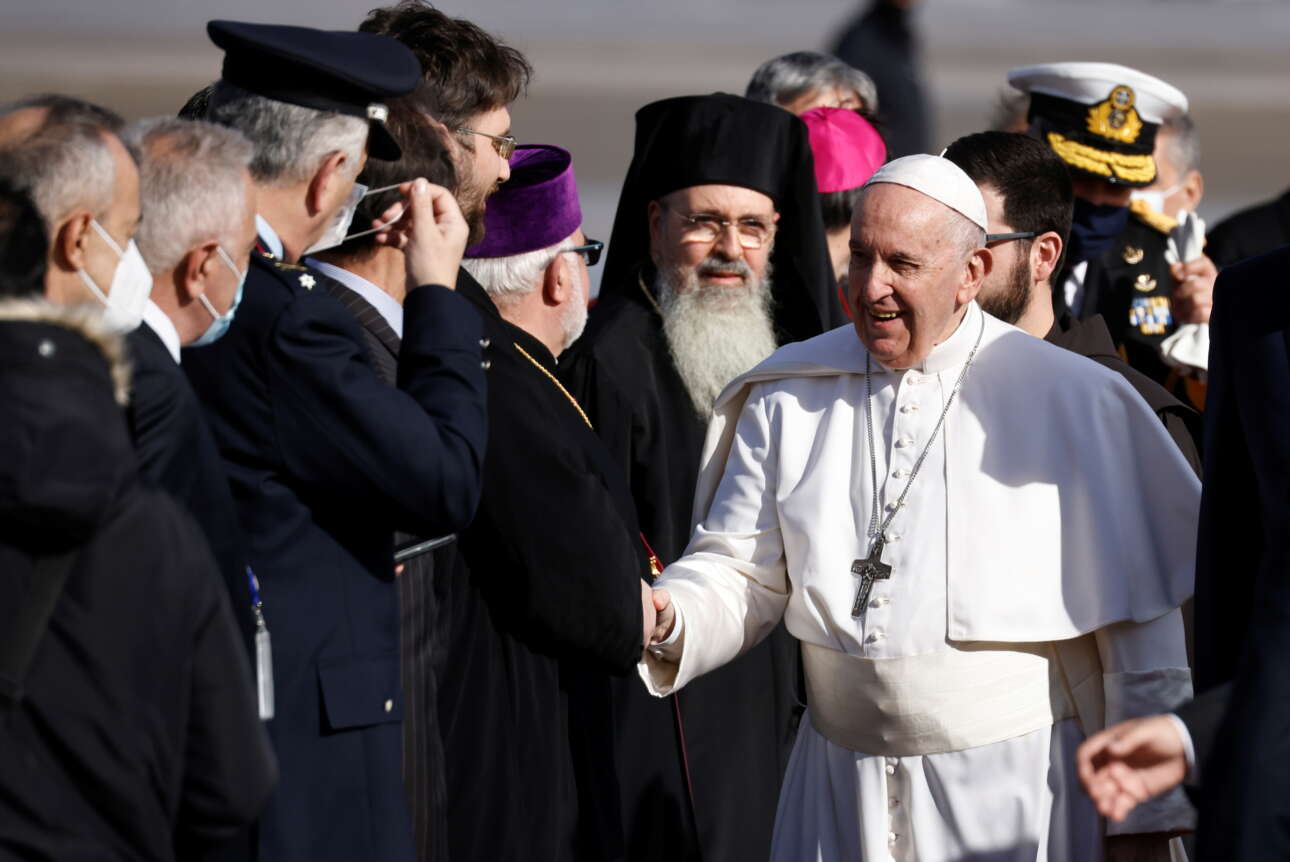 Ο Πάπας χαιρετά τους επισήμους που πήγαν να τον υποδεχτούν 
