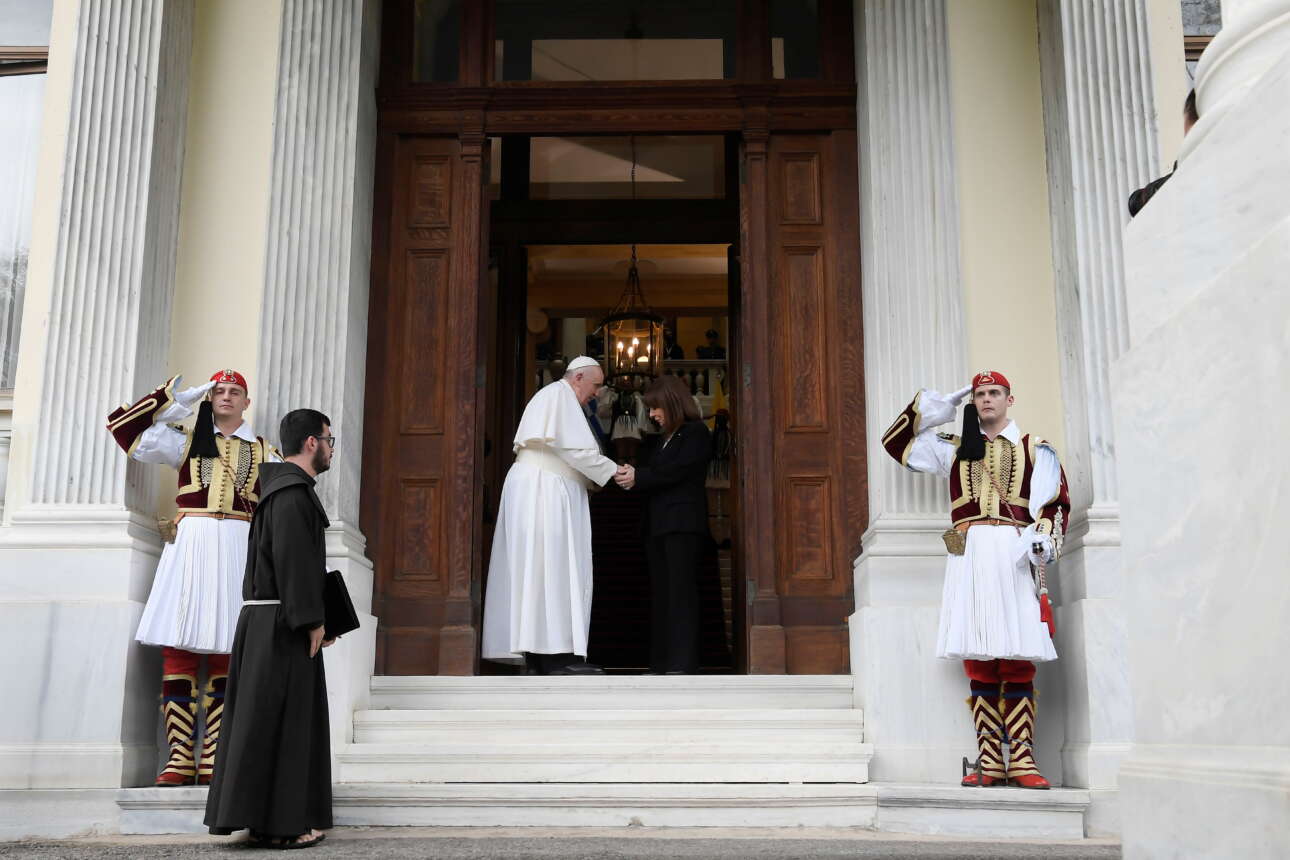 Η Πρόεδρος της Δημοκρατίας καλωσορίζει στο Προεδρικό Μέγαρο τον Πάπα Φραγκίσκο
