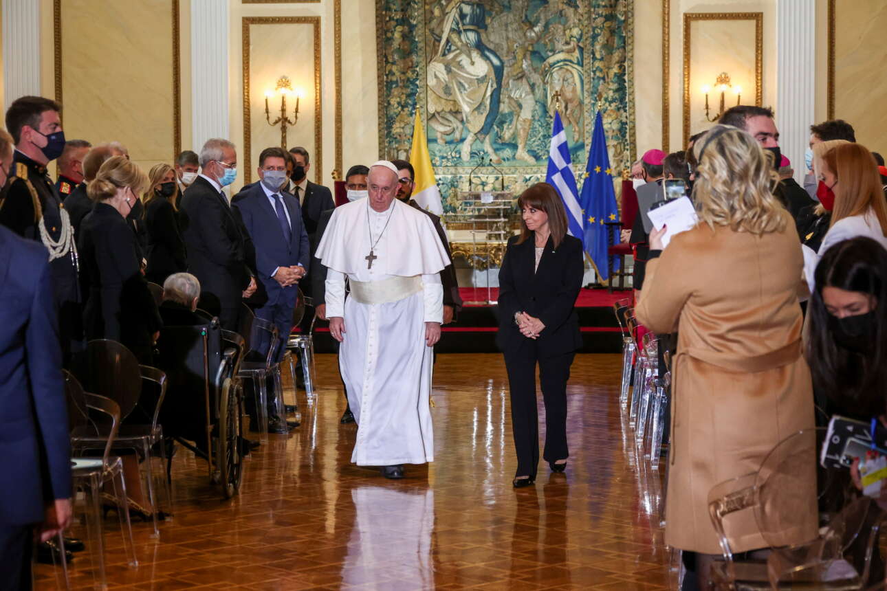 Η Πρόεδρος της Δημοκρατίας Κατερίνα Σακελλαροπούλου συνοδεύει τον Πάπα Φραγκίσκο στο Προεδρικό Μέγαρο