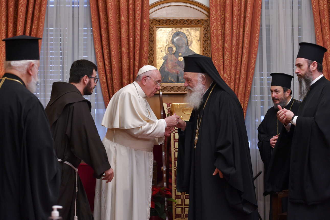 Στην Αρχιεπισκοπή Αθηνών, η συνάντηση του Πάπα Φραγκίσκου με τον Αρχιεπίσκοπο Ιερώνυμο Β'