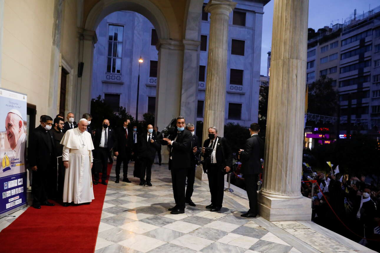 O Πάπας Φραγκίσκος κατά την άφιξή του στον Καθεδρικό Ναό του Αγίου Διονυσίου του Αρεοπαγίτου, στην Πανεπιστημίου