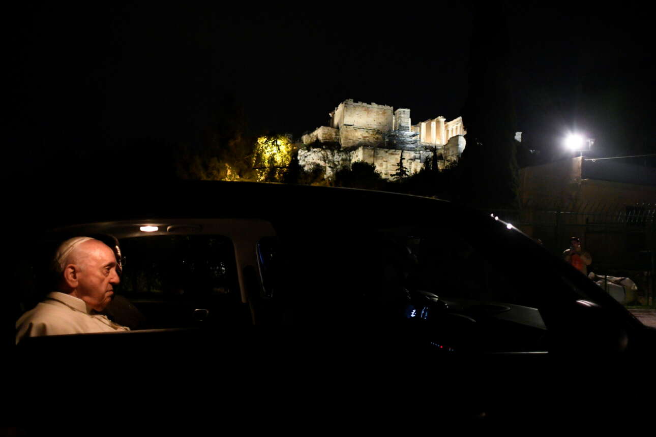 Αργά τη νύχτα, μια βόλτα για να θαυμάσει ο Πάπας Φραγκίσκος την Ακρόπολη